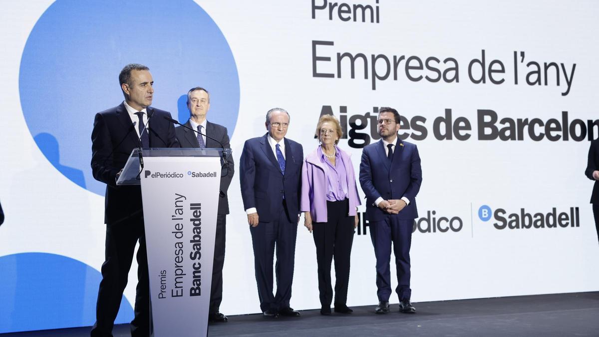 El vicepresidente de Aigües de Barcelona, Ciril Rozman, recoge el premio Empresa de l'Any de manos del president Pere Aragonès, del presidente y vicepresidenta de Prensa Ibérica, Javier Moll y Arantza Sarasola, y del consejero delegado del Banc Sabadell, César González-Bueno.