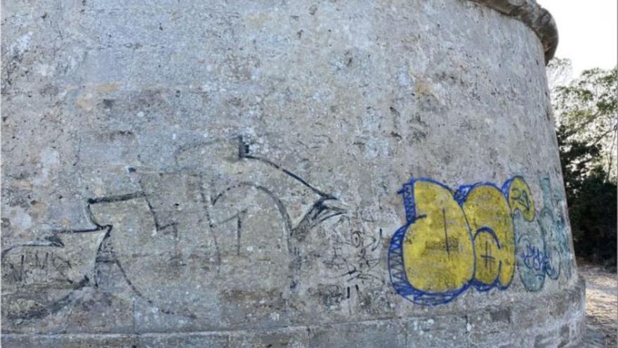 Vandalismo en la torre de Portinatx