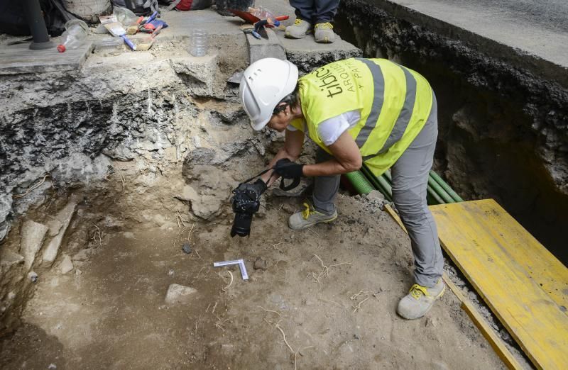 28/08/2018 LAS PALMAS DE GRAN CANARIA. Excavación con restos humanos en la calle Juan Rejón. FOTO: J. PÉREZ CURBELO  | 28/08/2018 | Fotógrafo: José Pérez Curbelo