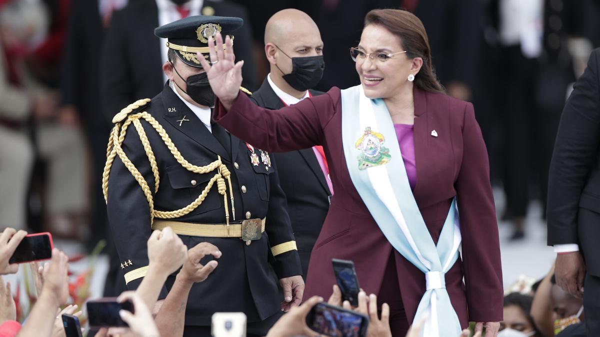La presidenta electa Xiomara Castro saluda a simpatizantes tras jurar el cargo como nueva presidenta de Honduras.