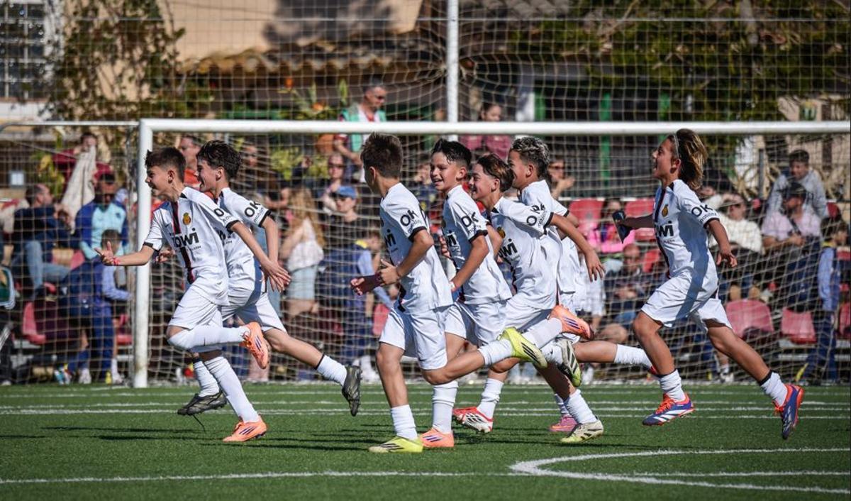 Los jugadores del Mallorca celebran un gol.