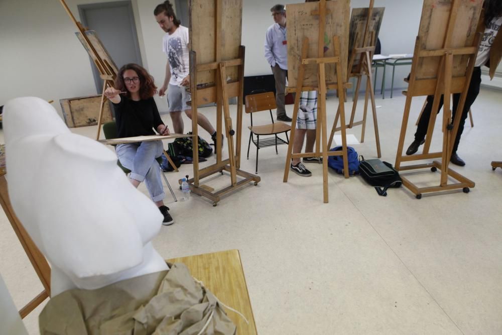 Alumnos del IES de la Laboral haciendo el examen de Dibujo Artístico en le PAU