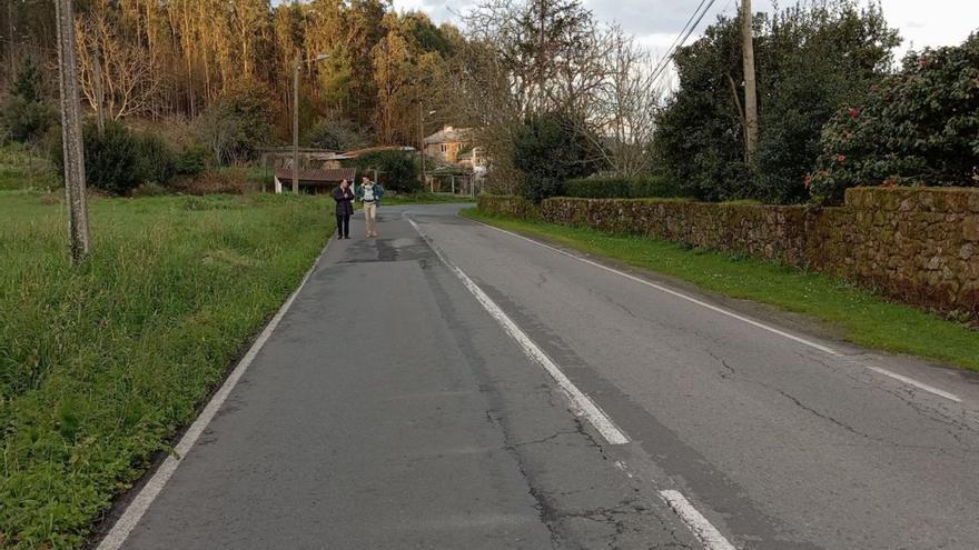 Vecinos caminan por la carretera AC-400, entre Celas y Sésamo.