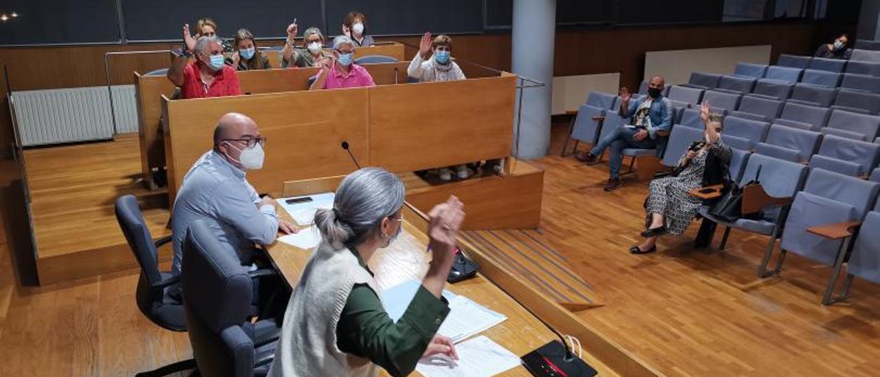 Momento en el que se votó la urgencia del punto a tratar en el pleno extaordinario de Cangas.   | // SANTOS ÁLVAREZ.