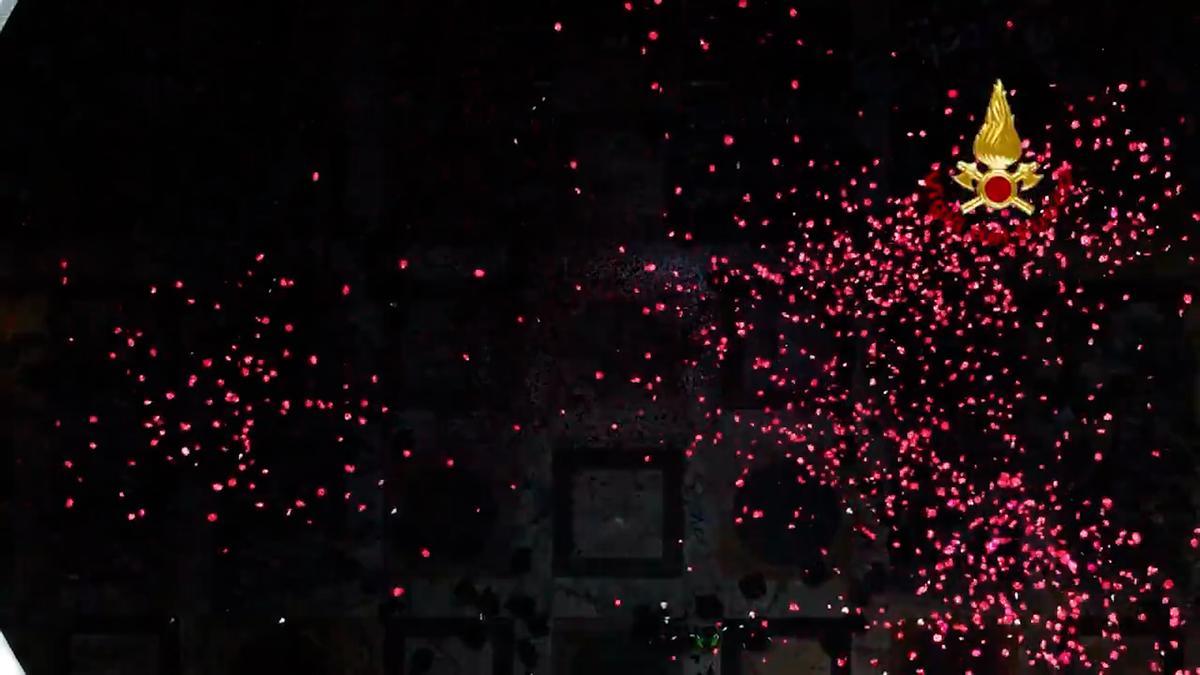 lluvia de pétalos para celebrar pentecostés