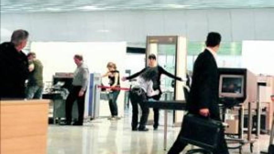 Los controles de los aeropuertos requisan líquidos permitidos por la UE -  Diario Córdoba