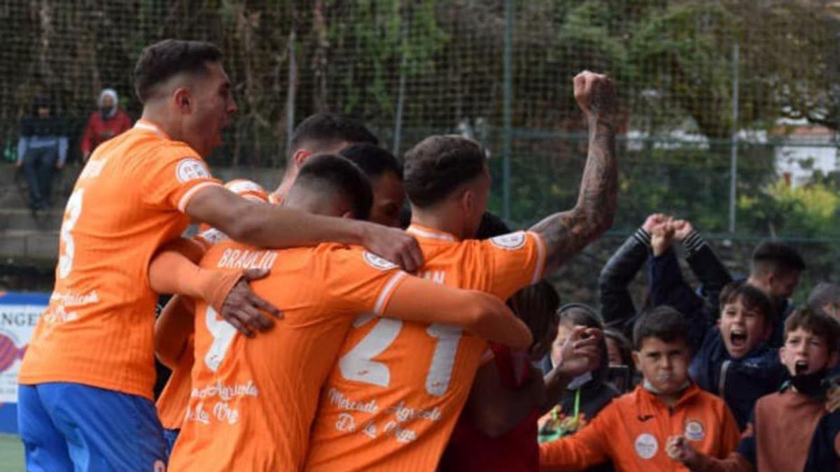 Los jugadores del Panadería Pulido celebran un gol con la grada, ayer | | P.P. SAN MATEO