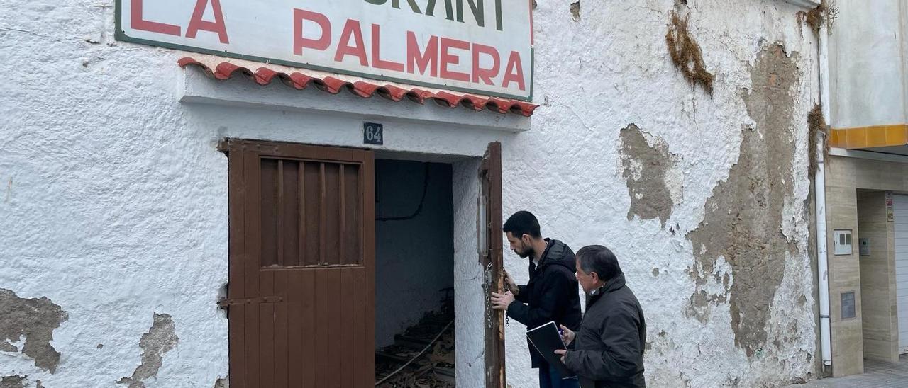 L'alcalde, Josep Bofill, accedint a l'interior de l'antic restaurant la Palmera.