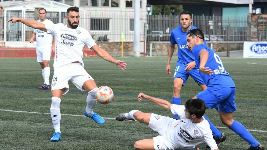 Silva y Arteixo, en el duelo de septiembre en Agrela. |  // ARCAY/ROLLER A.