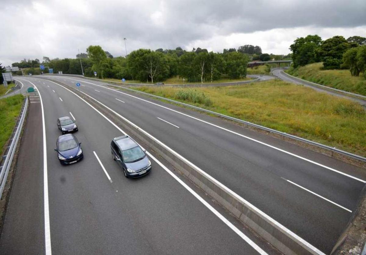 Un motorista de 38 años fallece al colisionar de madrugada contra un camión en la PO-10
