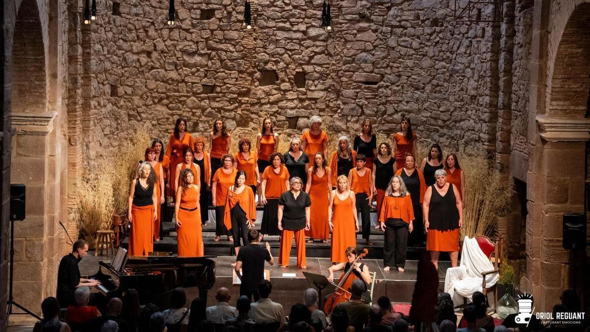 El Cor de Teies va estrenar el passat Sant Joan, a l’auditori del Convent de Sant Francesc, el seu primer espectacle  de creació, «Kintsugi»,  amb poemes d’Olga Molina i música d’Anaïs Vila