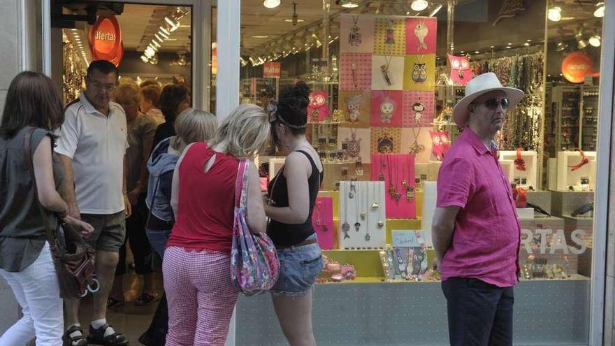 Turistas de compras en la calle Real.