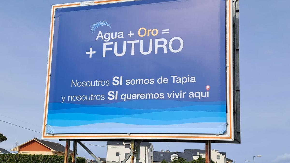 Cartel favorable a la mina colocado a la entrada de Tapia.
