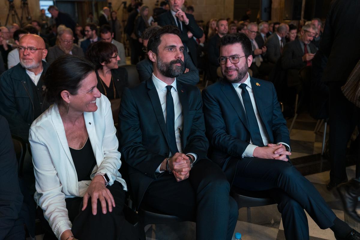 La directora general de Turisme, Marta Domènech, el conseller d’Empresa i Treball, Roger Torrent, i el president de la Generalitat de Catalunya, Pere Aragonès, durant la presentació del Compromís Nacional per un Turisme Responsable.