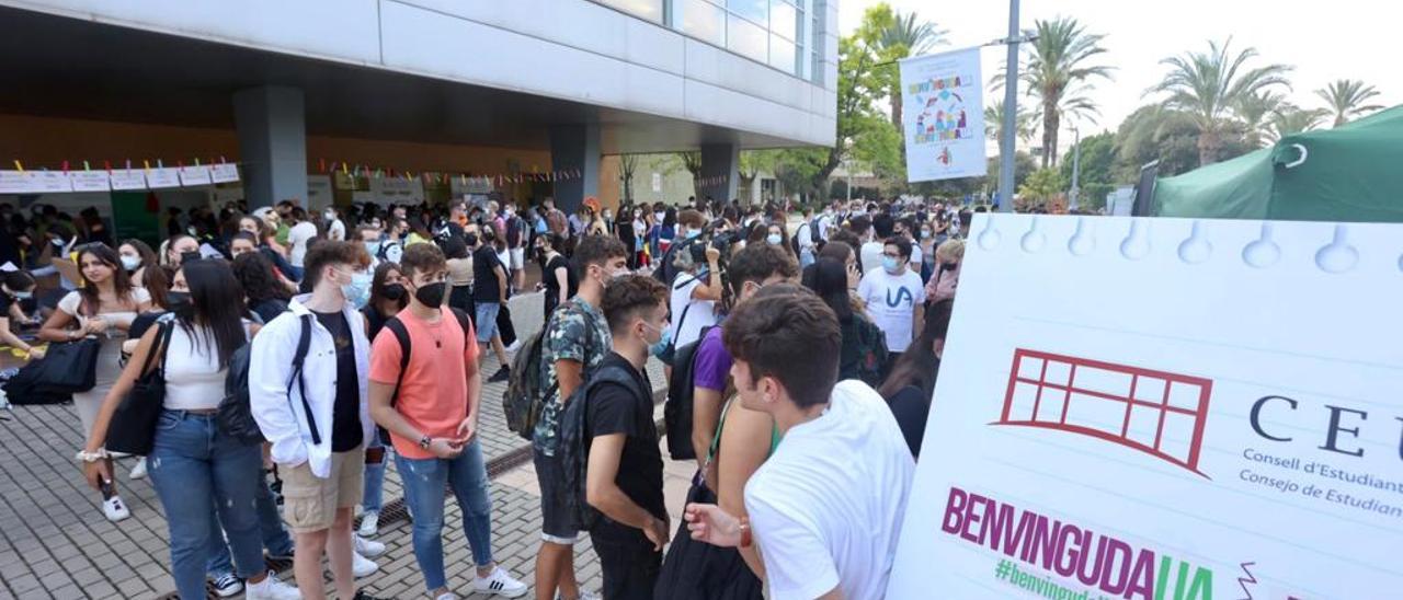 La UA celebra la bienvenida al alumnado del curso 2021-2022