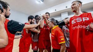 Los jugadores de la selección chocan puños tras preparar el partido ante Canadá