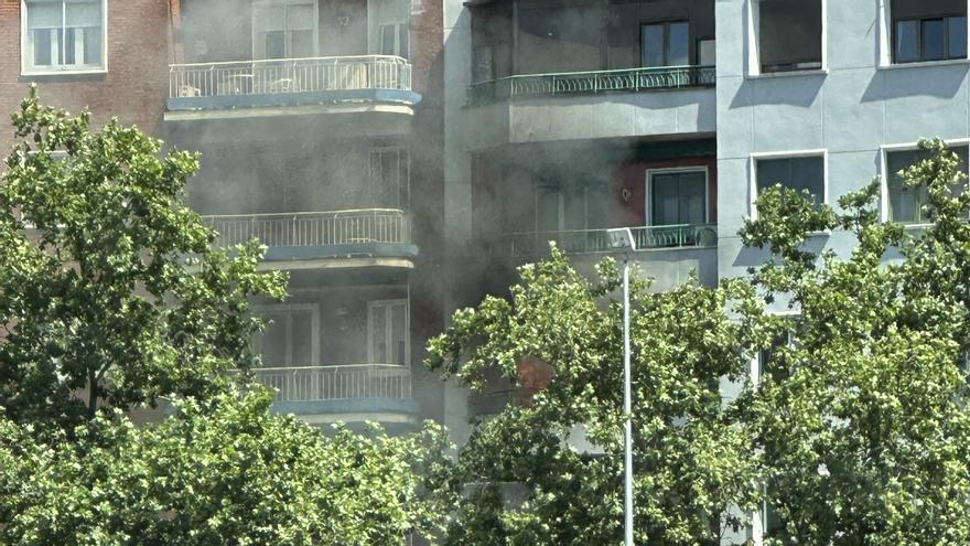 Muere un hombre de 40 años y otro de 53 está herido en el incendio de una vivienda en Madrid