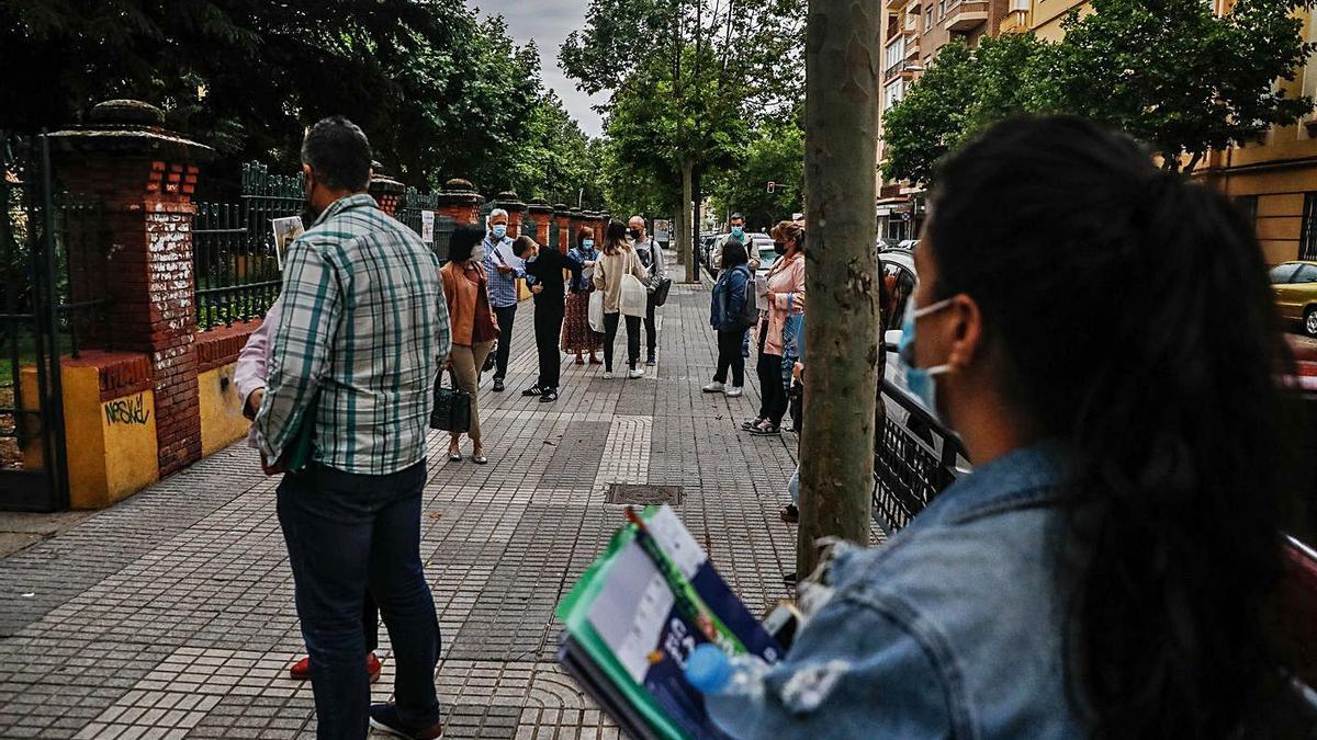 Un nutrido grupo de aspirantes a una plaza, esperan a entrar en las pruebas de Zamora de este junio.