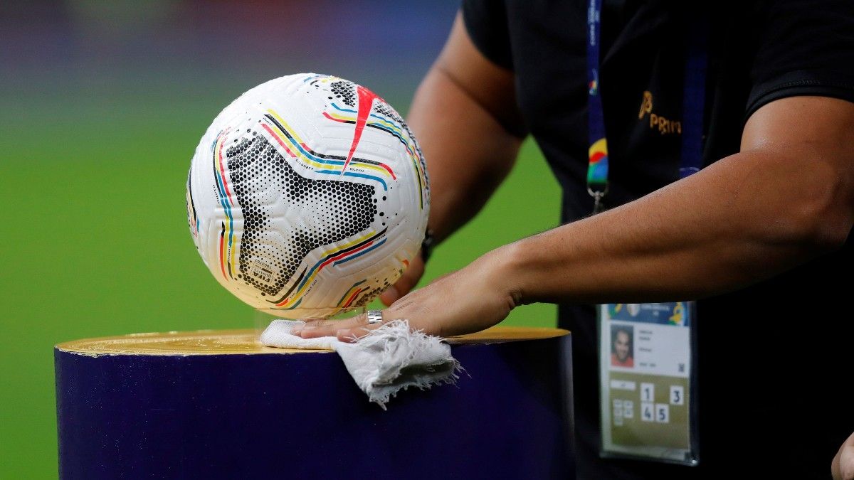 Un operario prepara el inicio de un partido de la Copa América