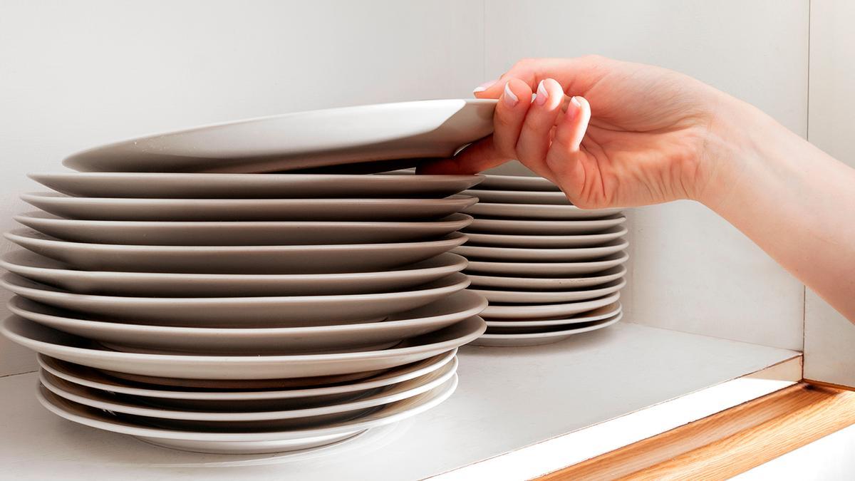 Adiós a guardar los platos uno encima del otro: la solución japonesa vertical para tener más espacio en el armario