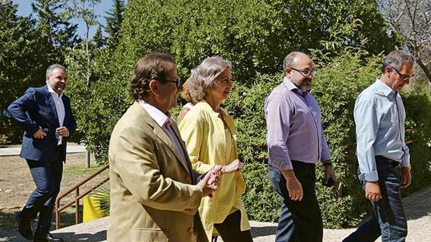 El rector Huguet, la reina emérita, Pablo Escribá y Xavier Busquets durante la visita de doña Sofía al laboratorio de Biología Molecular.