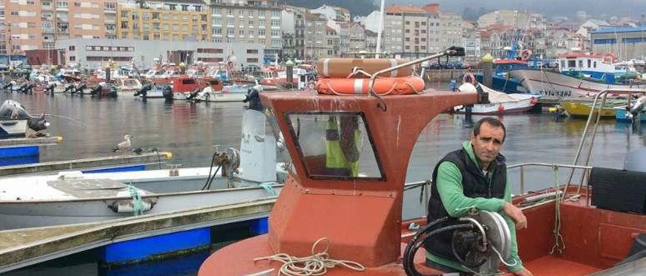 Dani Graña, ayer en el &quot;Arelis&quot;, en el puerto de Cangas. // G.Núñez