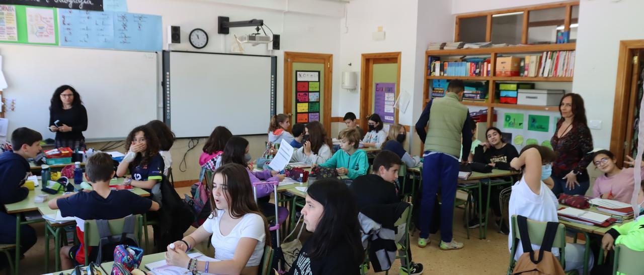Imagen de una de las aulas del colegio Enric Soler i Godes de Castelló, donde hubo alumnos que decidieron quitarse la mascarilla y otros seguir llevándola.