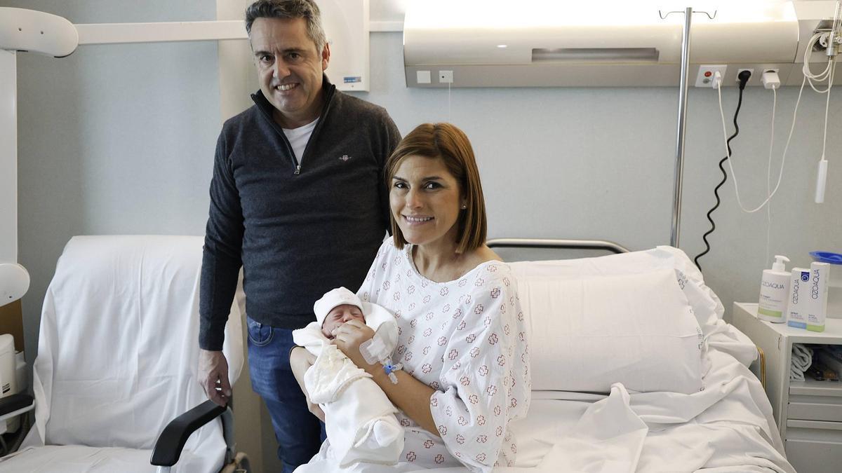 Mercedes Santos y Fernando Pais junto a su recién nacido, Gabriel, en el Clínico de Santiago.
