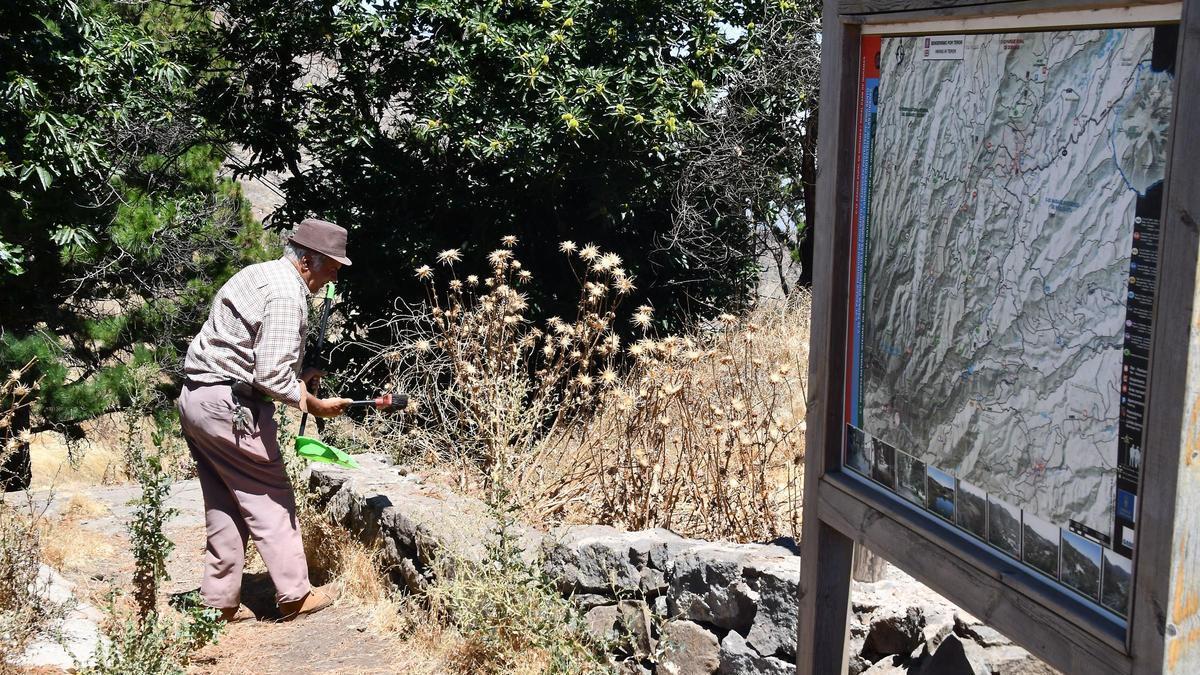 Un vecino de un municipio rural de Canarias trabaja en el campo.