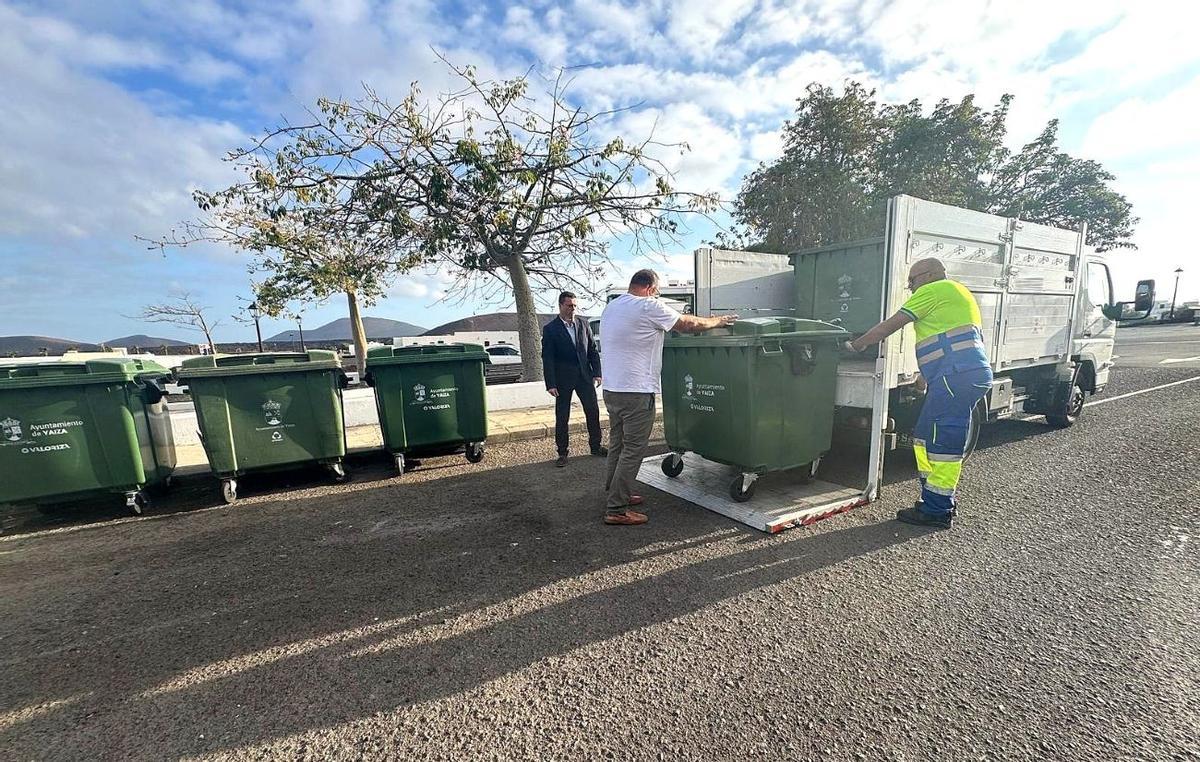 Reposición de contenedores de basura en Yaiza
