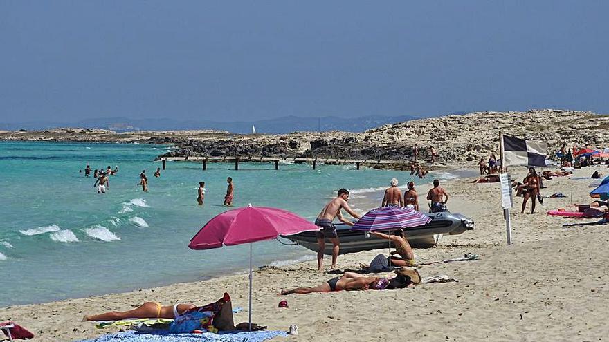 Una playa de Formentera con turistas el 1 de julio. | C.C.