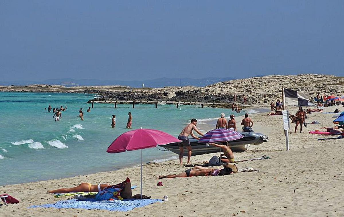 Una playa de Formentera con turistas el 1 de julio. | C.C.