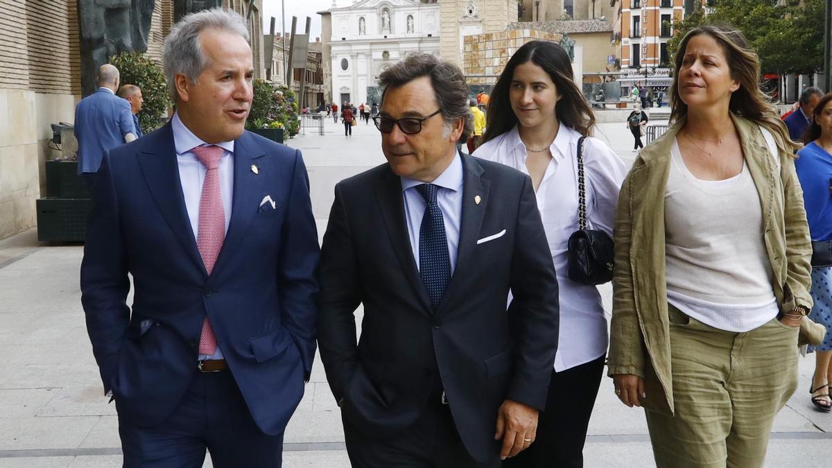 Jorge Mas y Raúl Sanllehí caminan por la Plaza del Pilar en la primera visita del presidente del Real Zaragoza a la ciudad.