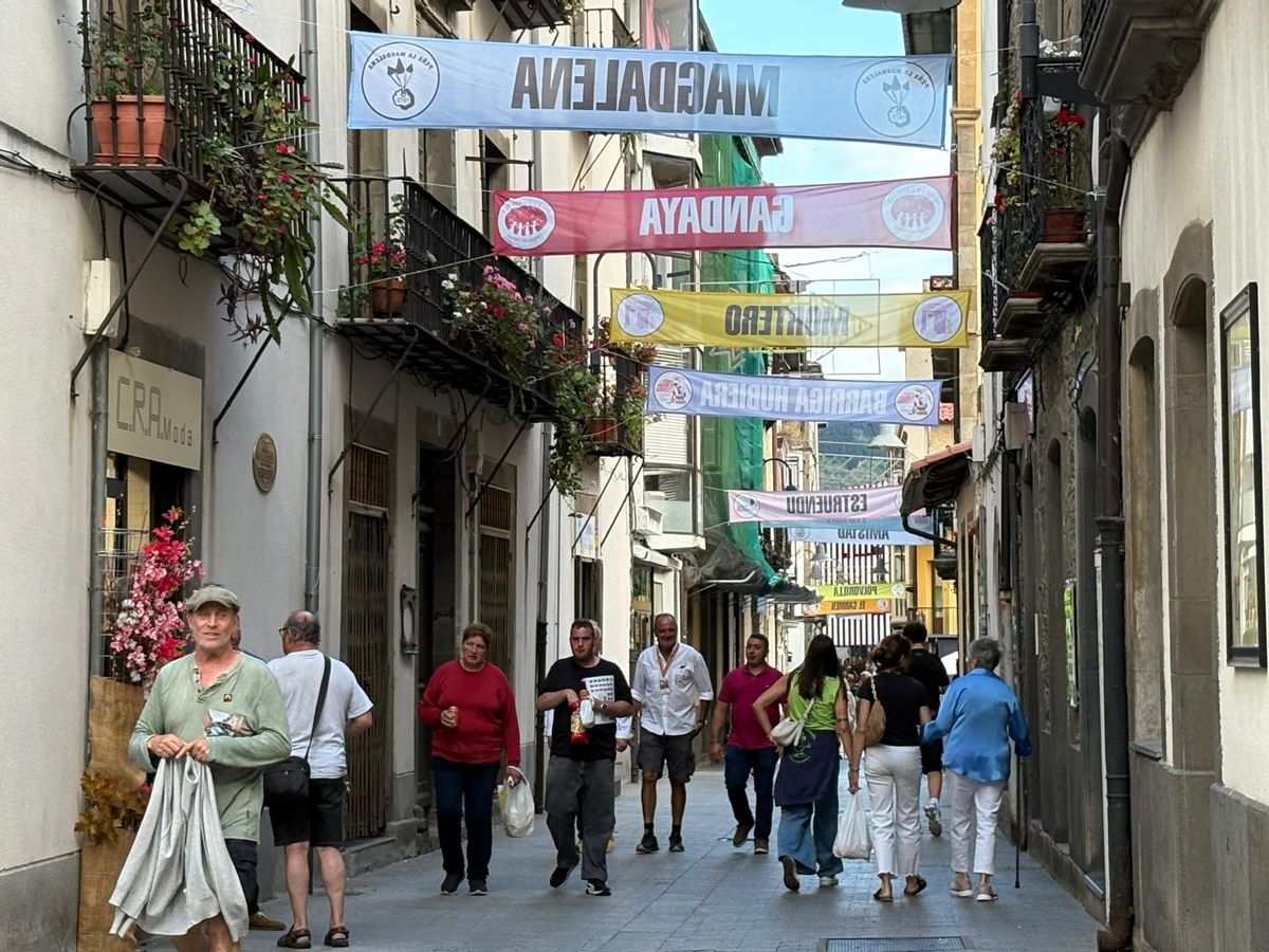 Ambiente festivo en la céntrica calle Mayor de Cangas del Narcea.
