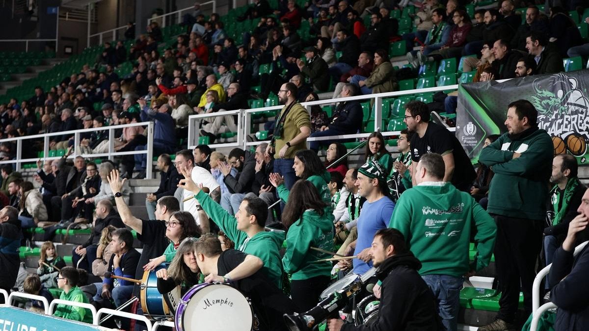 Aficionados del Cáceres, con los integrantes de la peña KamiCáceres 2.0 en primer término.