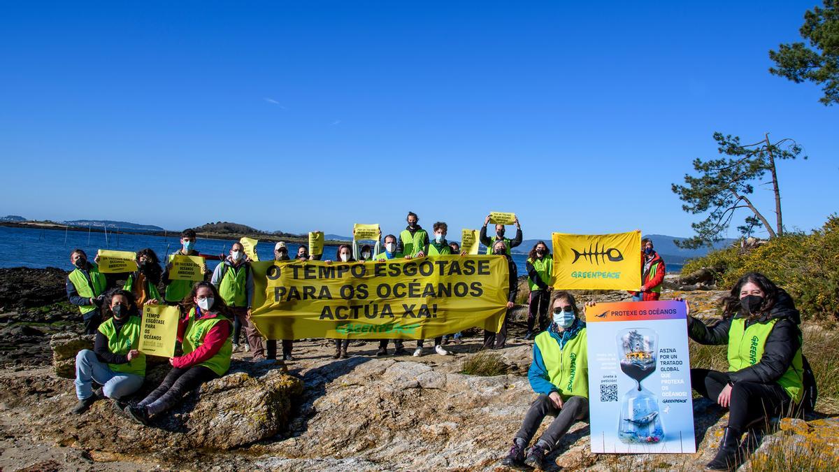 La protesta de Greenpeace desplegada hace un año en Cortegada.