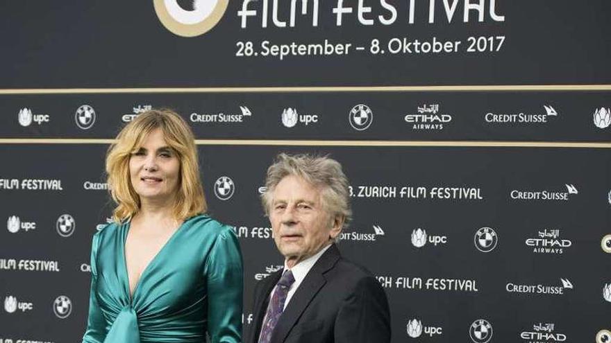 Polanski posa junto a su mujer, Emmanuelle Seigner, a su llegada al estreno de &quot;Basado en una historia real&quot;, durante el Festival de Cine de Zurich.