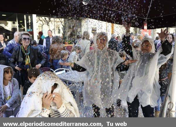 GALERÍA DE FOTOS - El Coso Multicolor inunda de confeti Castellón