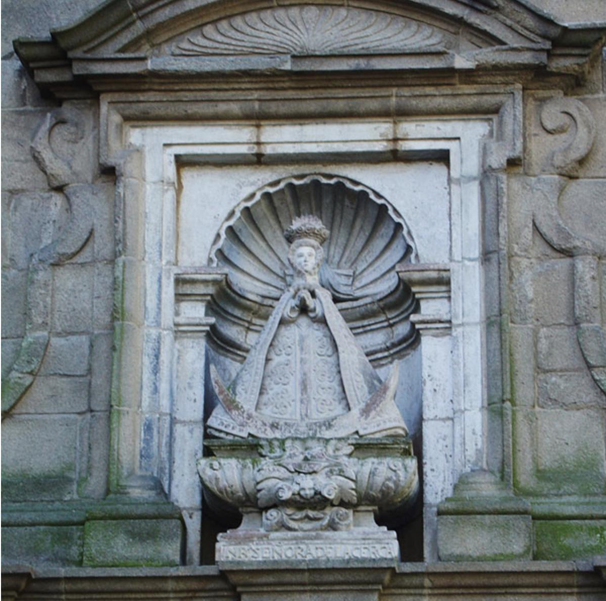 Imagen de la Virgen en la fachada de San Agustín