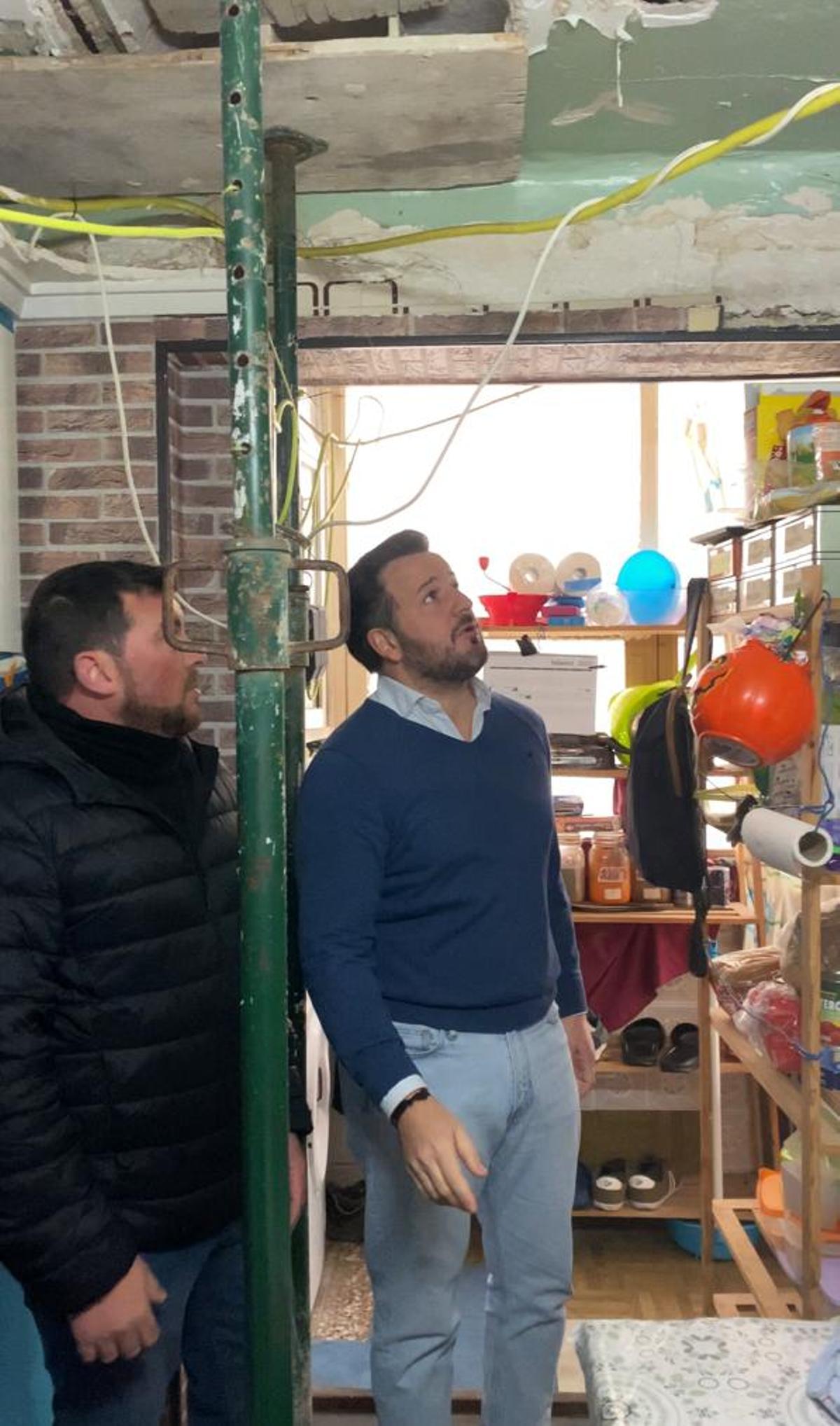 Pablo Ruz y el vecino afectado por la caída de la cocina en su casa.