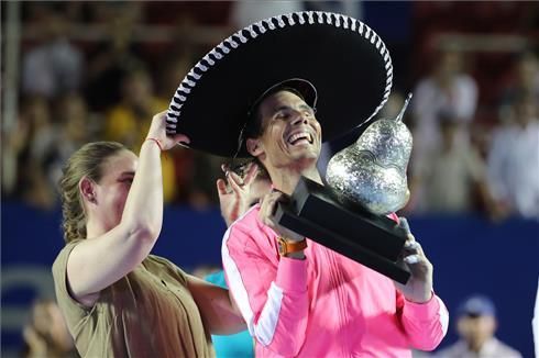 Nadal, con el trofeo de Acapulco de 2020.