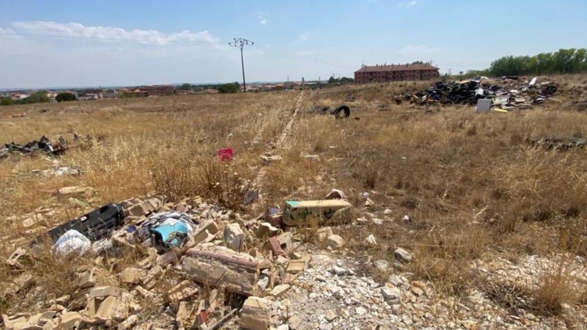 Escombros abandonados en el interior de la finca. 