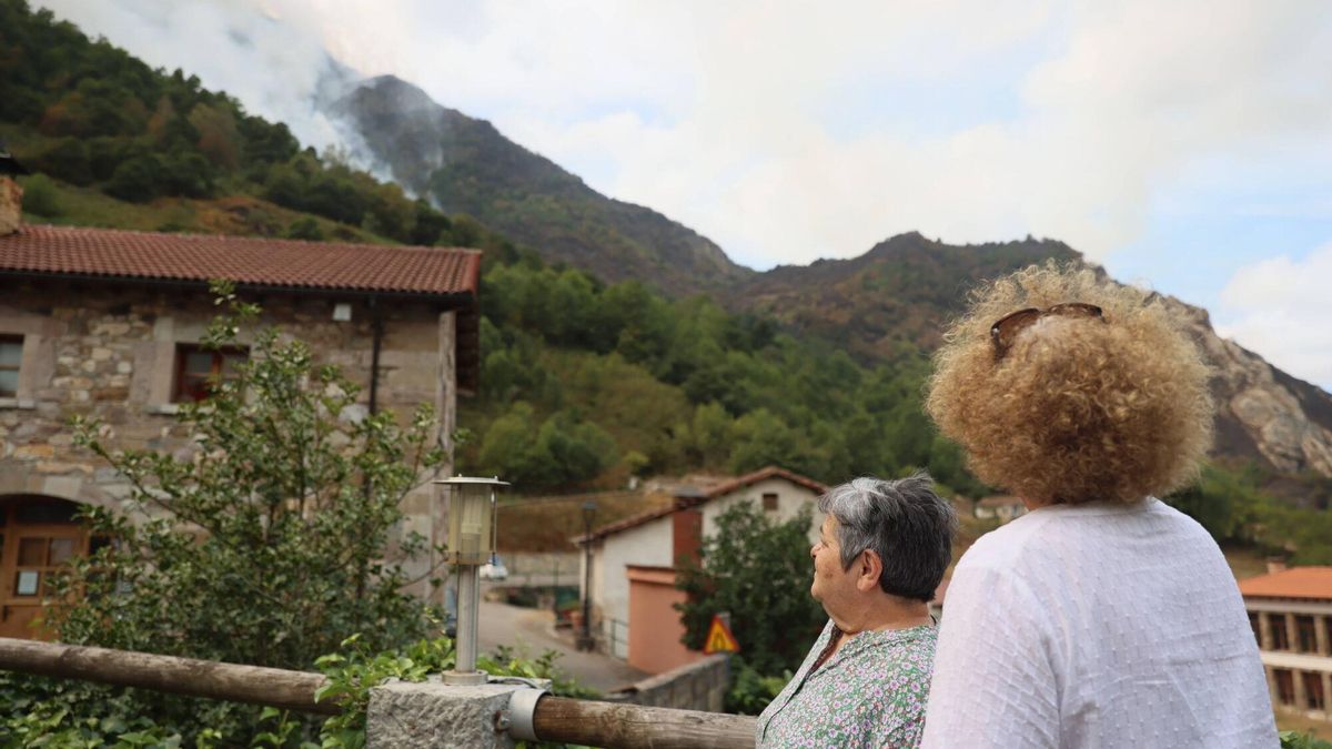 Asturias ya controla sus incendios gracias a la lluvia y la caída de temperaturas y apremia a León a extinguir los suyos