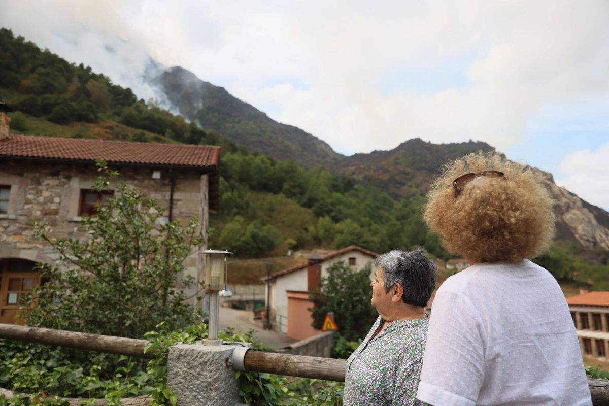 Astúries ja controla els seus incendis gràcies a la pluja i la caiguda de temperatures i apressa Lleó a extingir els seus