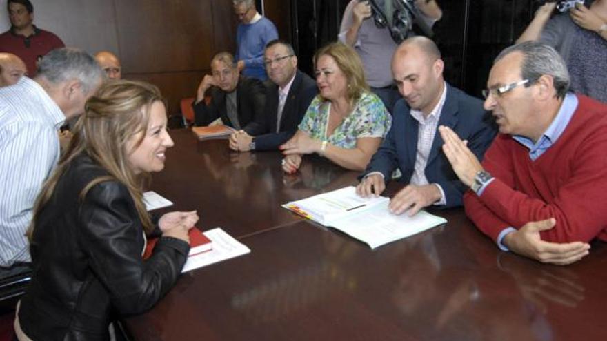 Dávila (i), dialogando ayer con González (1d.), Gil, Castellano y Medina. | andrés cruz