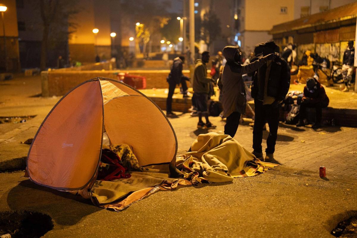 Los desalojados en Badalona acampan delante del instituto B9 para pasar la noche al raso