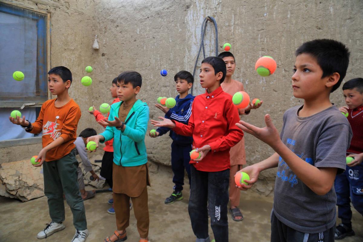 Unas hermanas afganas enseñan el arte del circo a niños en Kabul