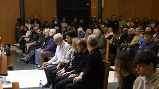 Centenares de personas participan en el acto en memoria de la dramaturga Cristina Bravo, fallecida en Gijón el vienes