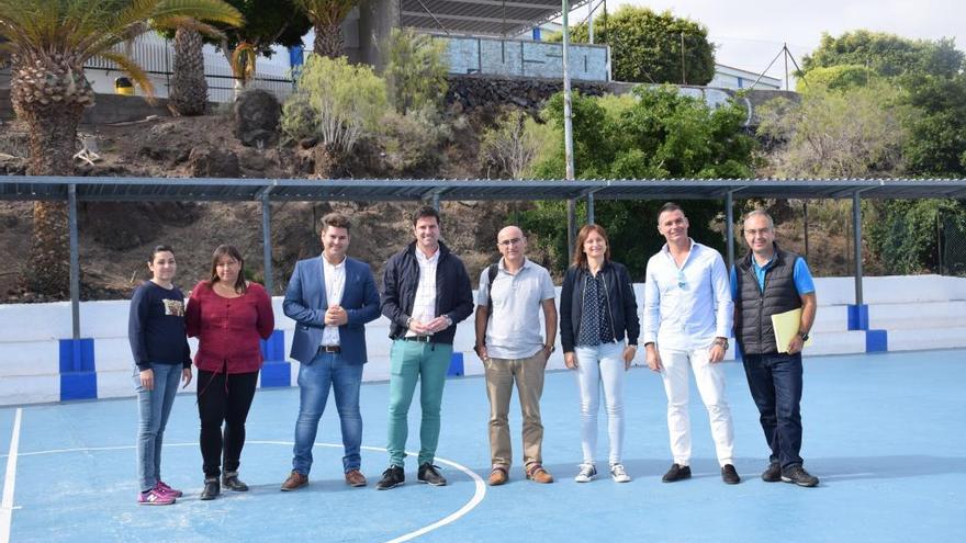El Alcalde firma el acta de replanteo para iniciar las obras de la cubierta de la cancha polideportiva del CEIP José Esquivel