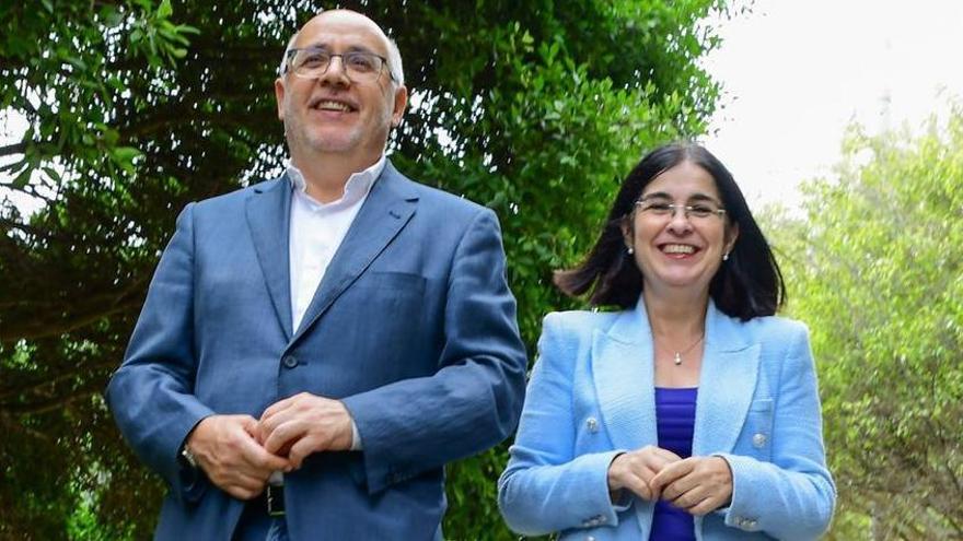 Antonio Morales y Carolina Darias durante una visita al parque Juan Pablo II.